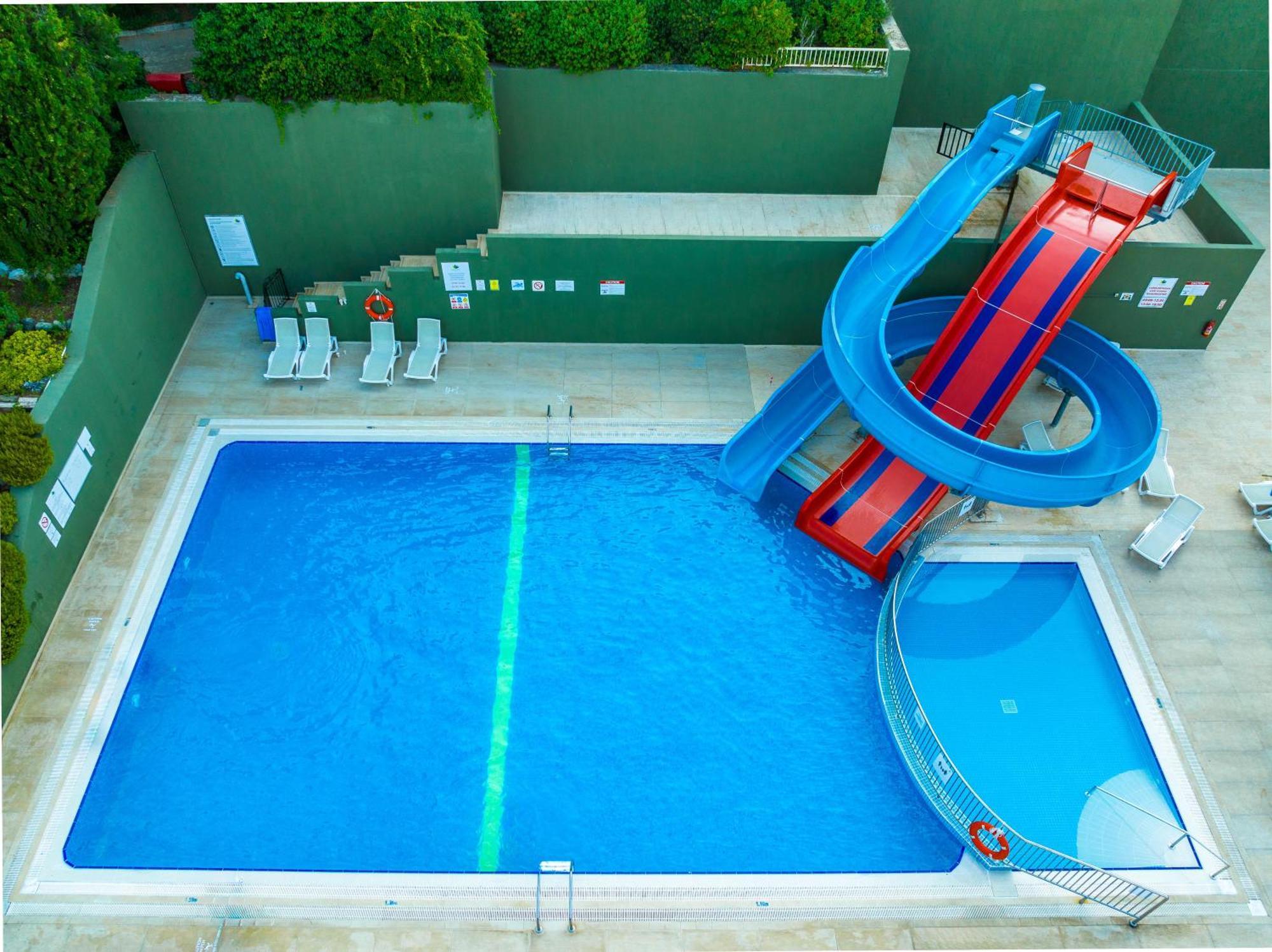 Labranda Mares Marmaris Hotel Exterior foto Aerial view of the swimming pool