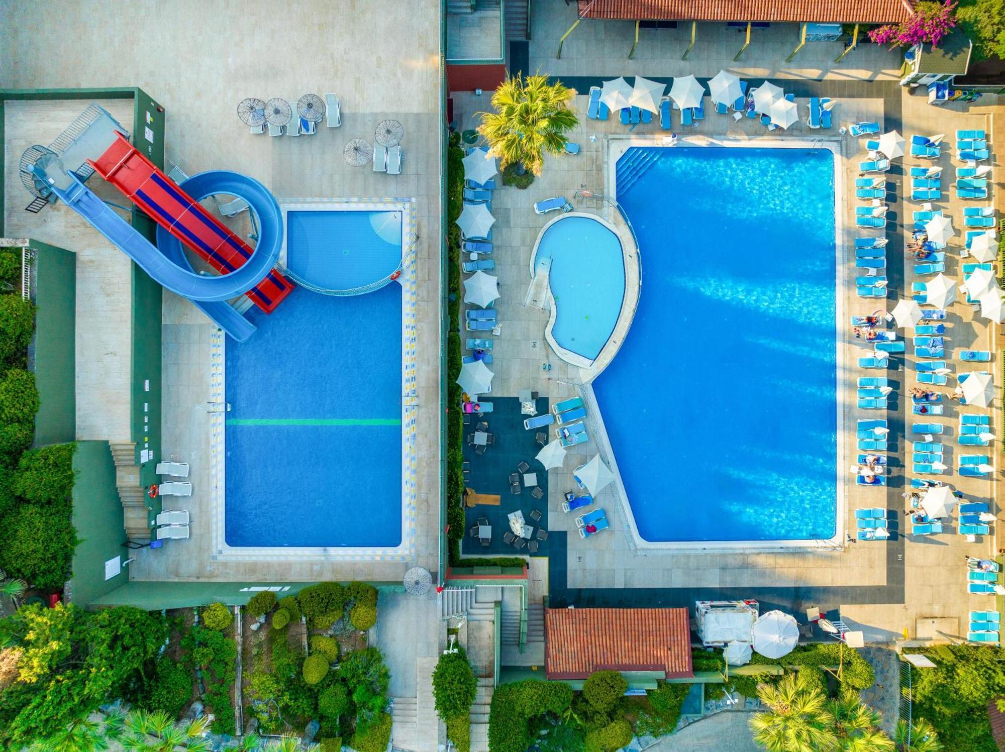 Labranda Mares Marmaris Hotel Exterior foto Aerial view of the swimming pool