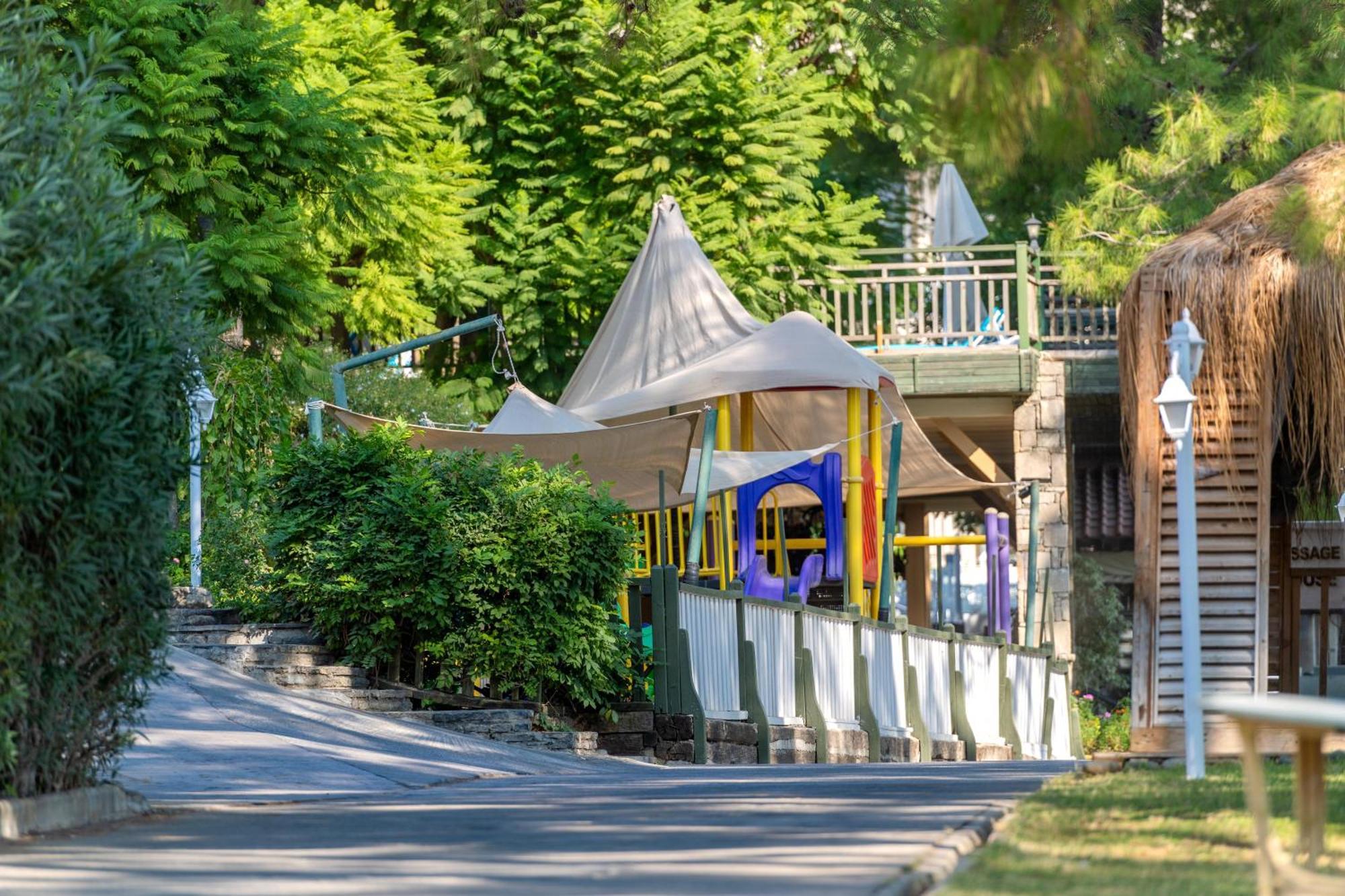 Labranda Mares Marmaris Hotel Exterior foto The playground at the southern end of the park