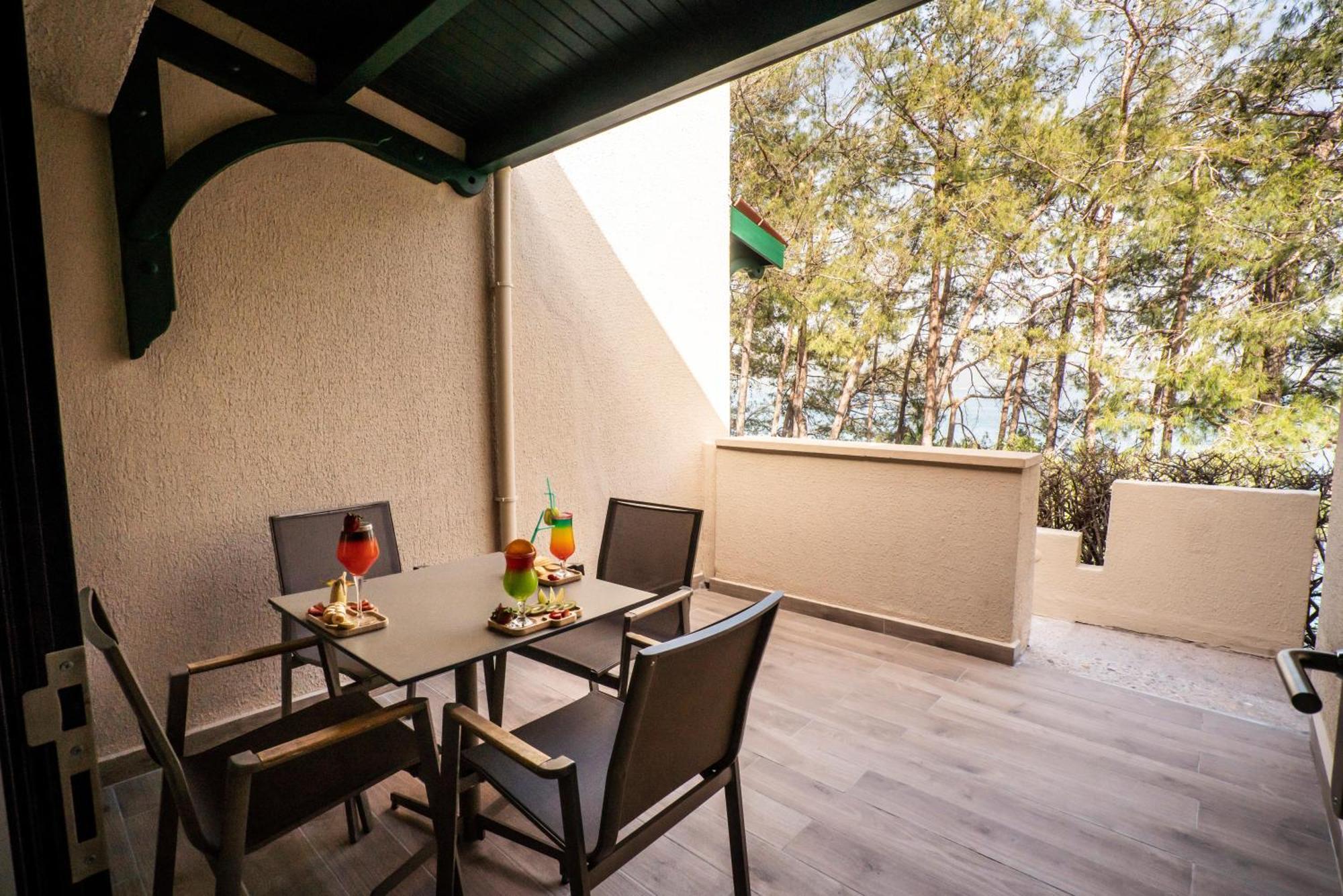 Labranda Mares Marmaris Hotel Exterior foto A balcony at the hotel