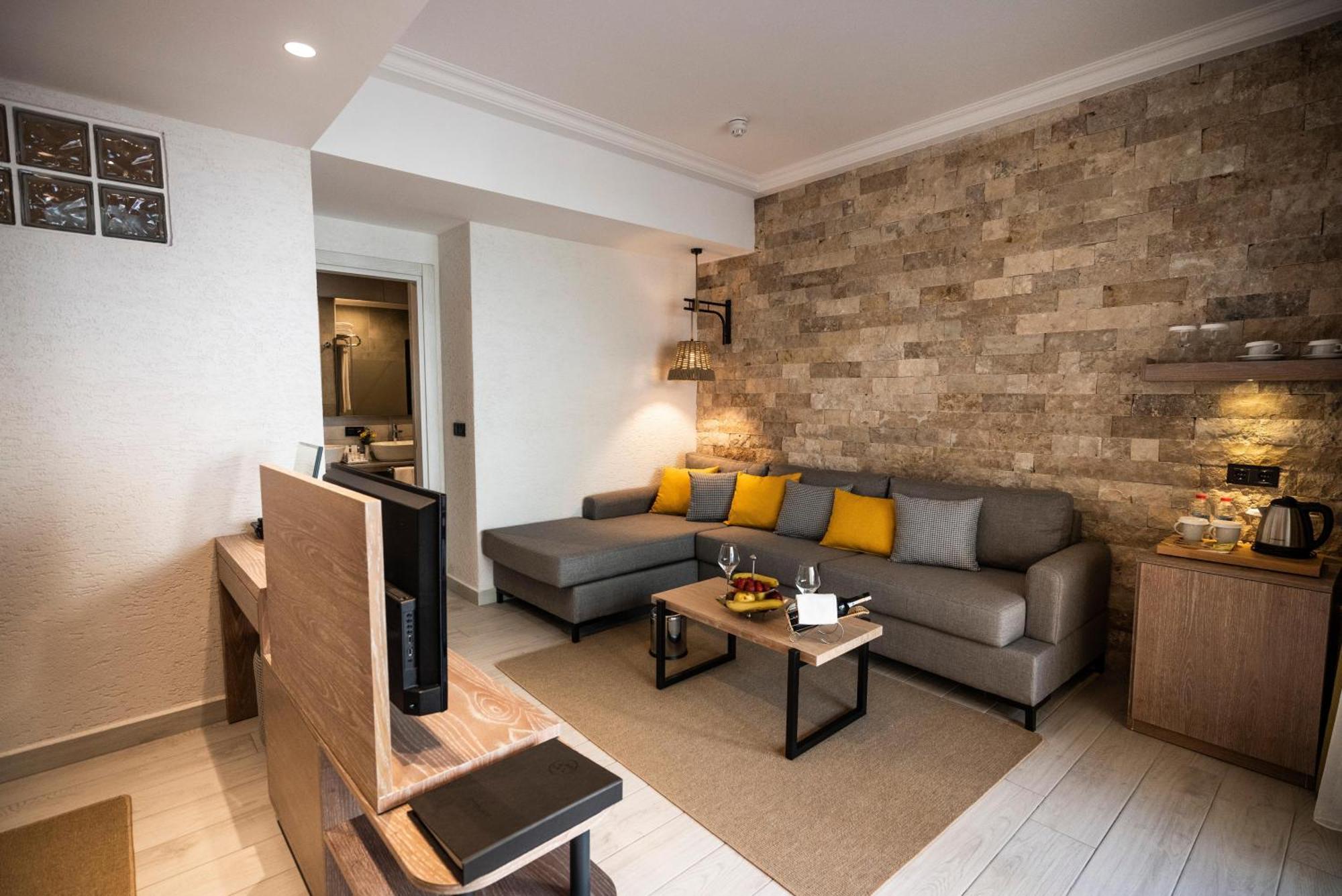 Labranda Mares Marmaris Hotel Exterior foto A living room in a typical apartment